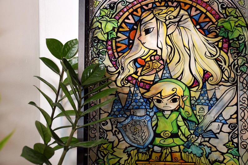 Puede incluir: Una ventana de vitral con una imagen de dibujos animados de Link y Zelda de la serie de videojuegos The Legend of Zelda. La imagen est&aacute; sobre un fondo de un castillo y enredaderas.