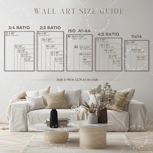 Puede incluir: Una guía de tamaños de arte mural con dimensiones en pulgadas y centímetros. La guía incluye proporciones 3:4, 2:3, ISO A1-A4, 4:5 y 11x14. El texto indica que un sofá mide 228,6 cm de ancho. La imagen muestra un sofá, mesas de centro y objetos decorativos.