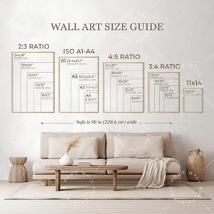 Peut inclure: Un guide des tailles d'art mural avec des dimensions en centimètres. Le guide comprend les ratios 2:3, ISO A1-A4, 4:5, 3:4 et 11x14. Un canapé est présenté, mesurant 228,6 cm de large. L'image comprend également une table basse, un vase et des objets décoratifs.