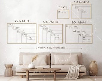 Puede incluir: Una guía de tamaños de arte mural con dimensiones en pulgadas y centímetros. La guía incluye proporciones como 3:2, 5:4, 4:3 y tamaños ISO A1-A4. Debajo se muestra un sofá de 228,6 cm de ancho.