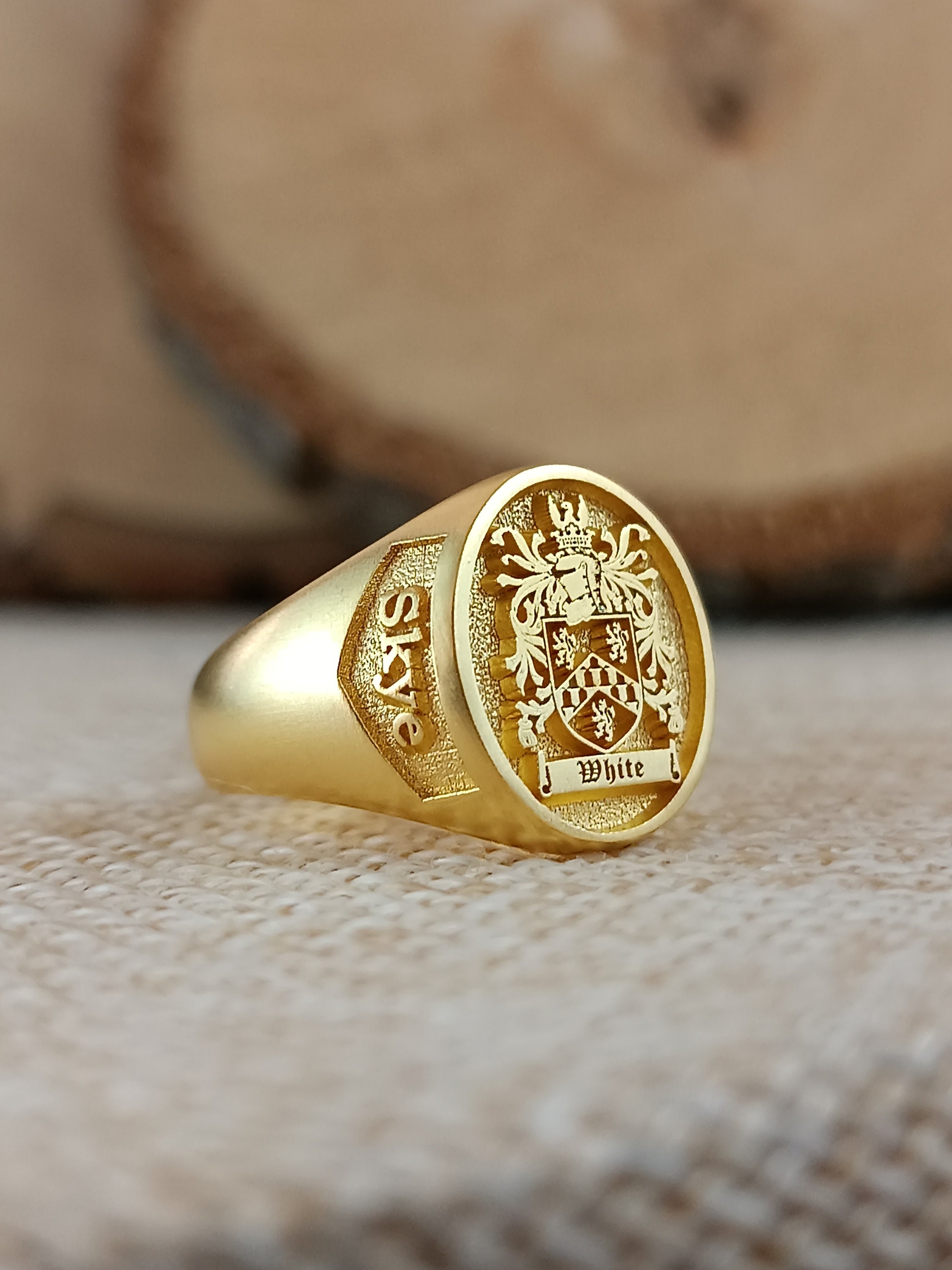 9 carat yellow gold signet ring with family crest engraving
