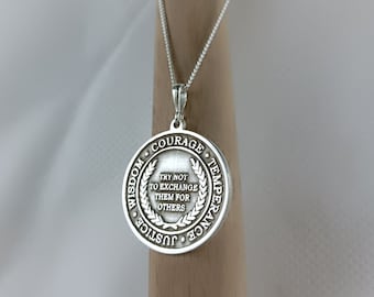 Hanger Wijsheid, Matigheid en Moed, Ketting Rechtvaardigheid en Wijsheid, Ring met Kardinale Deugden, Stoïcijnse Ketting met Op Maat Gemaakt Frame met de Kardinale Deugden, Rechtvaardigheid