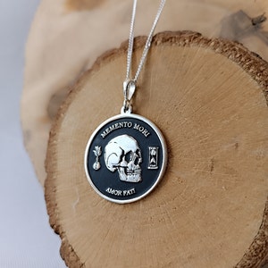 Memento Mori Amor Fati Silber Halskette, personalisierter Memento Mori Anhänger, zierlicher Amor Fati Schmuck, Schädel Münze Anhänger, stoische Silberkette