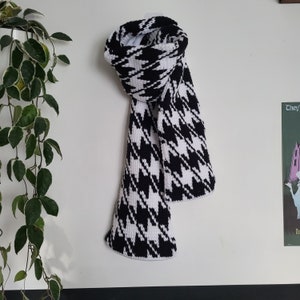 Over-sized houndstooth crochet scarf - tunisian crochet pattern