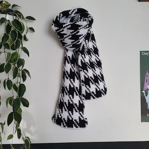 Over-sized houndstooth crochet scarf - tunisian crochet pattern