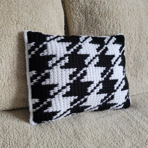 Houndstooth / dog tooth Tunisian crochet throw pillow PDF pattern