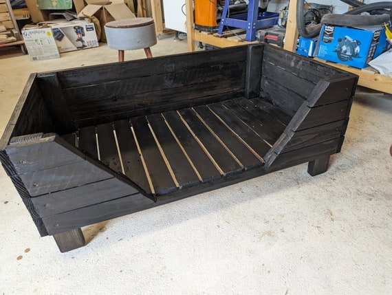 99 pallets top dog bed