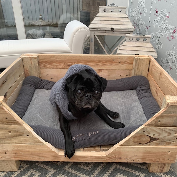 Cama elevada para mascotas o perros de estilo rústico fabricada con madera de palets recuperada