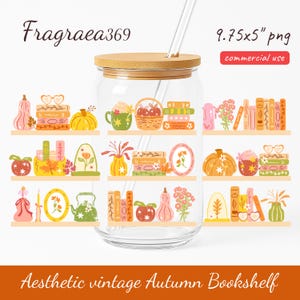 Puede incluir: Un vaso de vidrio transparente con tapa de madera y pajita, decorado con un diseño de "Estantería de otoño vintage estética". El diseño presenta estanterías con libros, calabazas, flores y otros elementos temáticos de otoño. La imagen también incluye el texto "Fragrea369" y "9.75x5" png commercial use".
