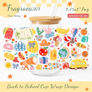 Op de afbeelding: Een heldere glazen beker met een bamboe deksel en rietje, met een kleurrijk "Back to School" ontwerp. Het ontwerp bevat schoolgerelateerde illustraties zoals boeken, appels en een schoolbus. De beker is gelabeld "Fragraea369" en "16oz libbey".