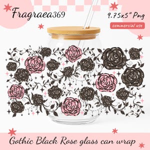 Puede incluir: Un vaso de vidrio con tapa de bambú y pajita transparente. El vaso está decorado con un patrón de rosas negras y rosas. El texto "Gothic Black Rose glass can wrap" está en la parte inferior.