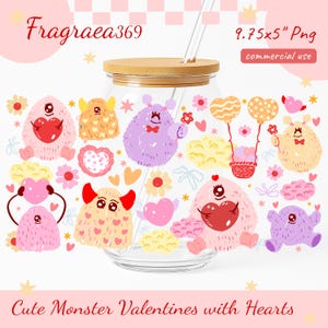 Può includere: Un bicchiere di vetro trasparente con coperchio e cannuccia in bambù, decorato con simpatiche illustrazioni di mostri che tengono cuori e fiori. Il testo "Fragrea369" e "Cute Monster Valentines with Hearts" sono visibili. L'immagine è etichettata "9.75x5" Png commercial use.