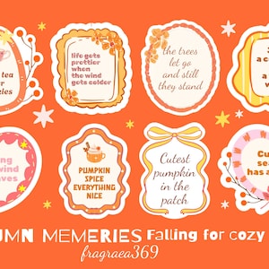 Może przedstawiać: Zestaw naklejek o tematyce jesiennej z frazami takimi jak "Sippin' tea under gray skies" i "Cuddle season has arrived". Naklejki mają różne kształty, kolory i ilustracje, w tym filiżankę herbaty, liście i dynie, na pomarańczowym tle.