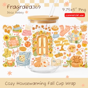 Puede incluir: Un vaso de cristal transparente con tapa de bambú y pajita, con un diseño otoñal que incluye girasoles, gatos, calabazas, libros y muebles. El texto incluye Fragraea369, 16oz libbey, 9.75x5" Png, commercial use y Cozy Housewarming Fall Cup Wrap.