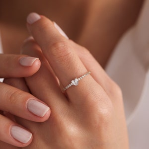Anillo solitario en forma de corazón de 14 quilates Anillo de oro macizo de 14 quilates Anillo de compromiso delicado Regalos de joyería fina Anillo apilable Regalos para el Día de la Madre