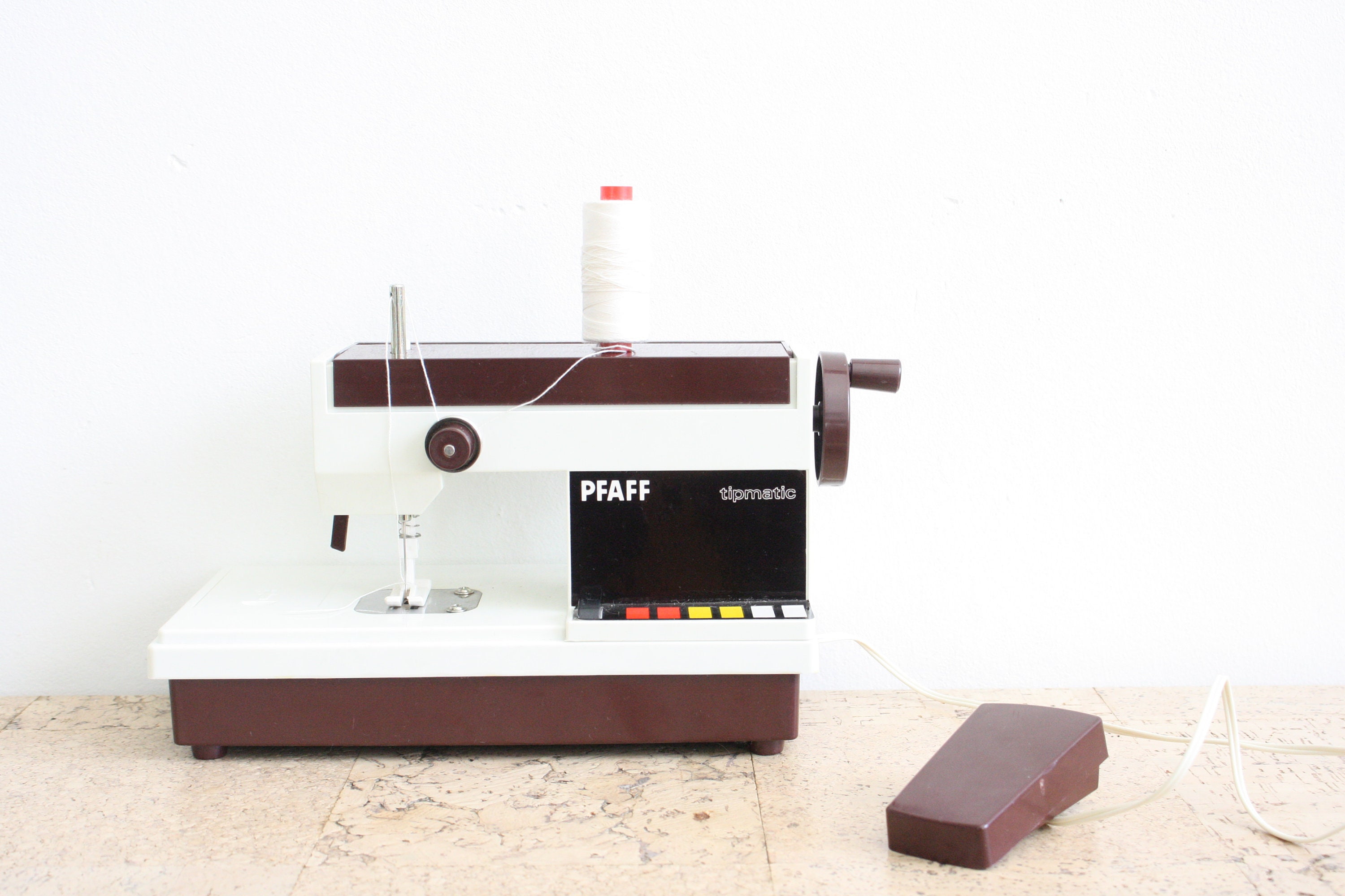 Vintage Pfaff Tipmatic Nähmaschine für Kinder im Original Karton aus den Siebzigerjahren