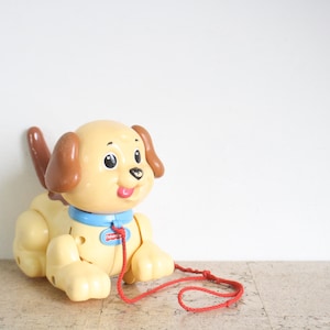 Op de afbeelding: Een set van drie keramische mokken met een gespikkelde, matte afwerking. De mokken zijn in crème, lichtgrijs en donkergrijs. Elke mok heeft een eenvoudig, minimalistisch ontwerp en een afgeronde handgreep.