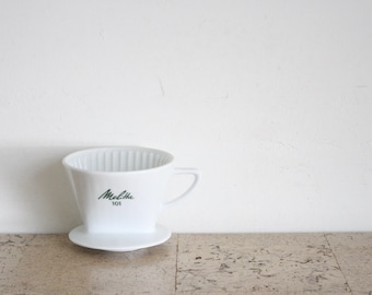 Filtro de café de cerámica Melitta vintage n.º 101 con letras verdes, procedente de Alemania.