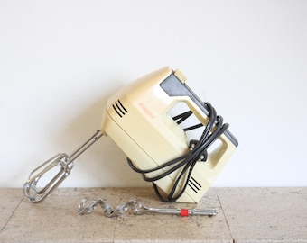 Vintage manueller Handmixer oder Schneebesen aus den 50er Jahren