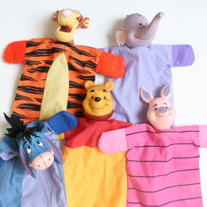 Vintage set med fem Disneys Winnie de Pooh gummihuvud handdockor / låtsaslekdockor