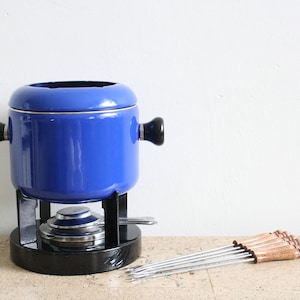Vintage blue enamel fondue set with black wooden handles with 6 forks / skewers from the eighties