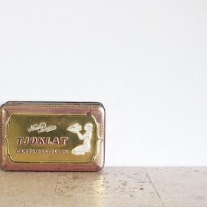 Vintage rectangular Tjoklat tin can for cameo pastilles with pink sides from the sixties