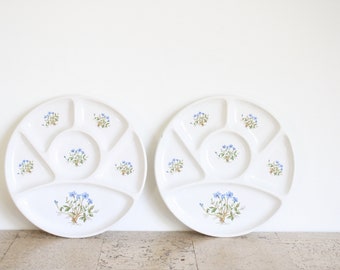 Set vintage di due piatti da fonduta floreali bianchi degli anni settanta