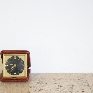 Réveil mécanique de voyage vintage de MAUTHE, allemand, datant des années 60