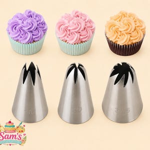 Könnte beinhalten: Drei Spritztüllen aus Edelstahl mit den Prägungen 1M, 2D und 336, angeordnet unter drei Cupcakes mit lila, rosa und pfirsichfarbenen Frosting-Wirbeln in hellblauen und dunkelbraunen Papierförmchen, inklusive Sam's Cakes & Creations Logo.