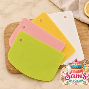 Pode incluir: Um conjunto de quatro espátulas retangulares de plástico nas cores verde-limão, rosa claro, amarelo e branco. Cada espátula apresenta uma borda inferior arredondada e um pequeno orifício circular no centro superior para pendurar.