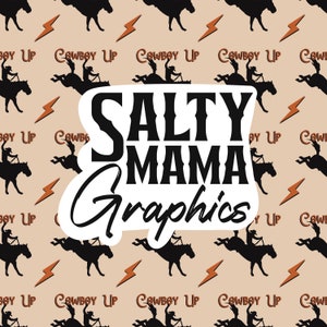 Puede incluir: Un patrón repetitivo con siluetas negras de vaqueros montando caballos salvajes, rayos marrones y el texto "Cowboy Up" en marrón. El diseño está sobre un fondo beige e incluye el texto "SALTY MAMA Graphics" en blanco y negro.