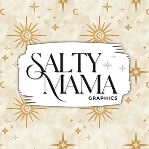 Può includere: Un design grafico digitale con il testo nero SALTY MAMA GRAPHICS centrato su uno sfondo a pennellate bianche. Lo sfondo è un motivo beige di raggi solari dorati, stelle e lune crescenti disposti in un motivo celeste ripetuto.