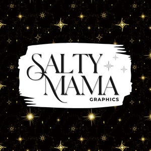 Può includere: Un rettangolo bianco con il testo "SALTY MAMA GRAPHICS" su uno sfondo nero con un motivo di stelle dorate.