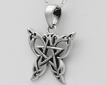 Puede incluir: Collar con colgante de plata con un diseño de mariposa detallado con un pentagrama en su interior. Las alas de la mariposa están intrincadamente tejidas con patrones de nudos celtas.