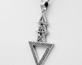 Puede incluir: Un collar con un colgante de plata que presenta un diseño tridimensional de estrella de David en capas con un colgante triangular debajo. El colgante triangular tiene un borde decorativo.