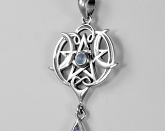 Puede incluir: Un collar con un colgante de plata con un diseño de pentagrama y luna creciente. El colgante presenta una piedra de luna azul en el centro y una piedra de luna en forma de lágrima que cuelga de la parte inferior.