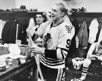 Hall of Famer BOBBY HULL Glossy 8x10 or 11x14 Photo Chicago Blackhawks Locker Room Print HOF 83