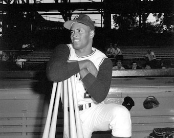 Baseball Legend ROBERTO CLEMENTE Glossy 8x10 or 11x14 Photo Pittsburgh Pirates Print Poster HOF 73