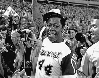 Home Run King HANK AARON Glossy 8x10 or 11x14 Photo Atlanta Braves Print 1974 Photograph