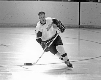 Hall of Famer GORDIE HOWE Glossy 8x10 or 11x14 Photo Detroit Red Wings Print Hockey Poster HOF 72