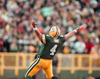 Hall of Famer BRETT FAVRE Glossy 8x10 or 11x14 Photo Green Bay Packers Print Celebrating TD Poster