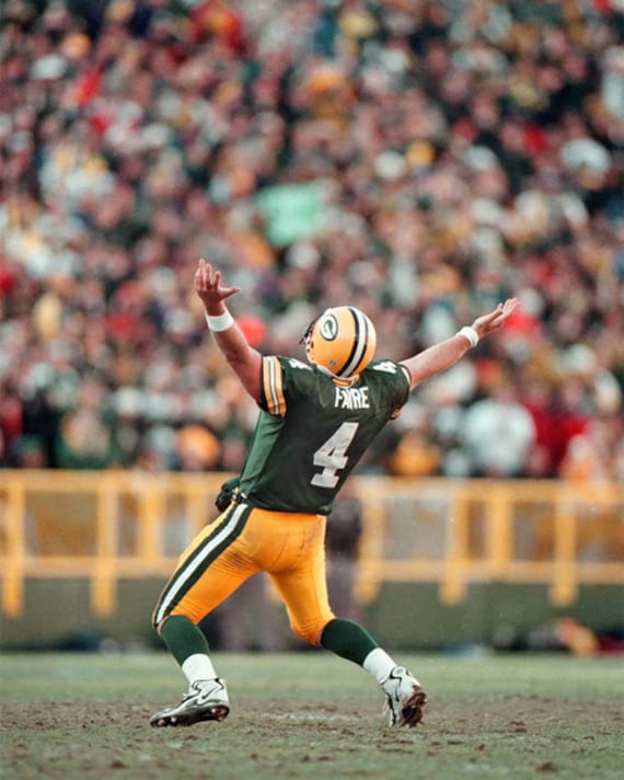 Hall of Famer BRETT FAVRE Glossy 8x10 or 11x14 Photo Green Bay Packers Print Celebrating TD Poster