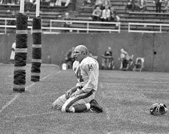Hall of Famer YA Tittle Glossy 8x10 or 11x14 Photo New York Giants Print Football Poster