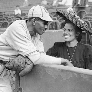 Leyenda del béisbol SATCHEL PAIGE con su esposa, foto brillante de 8 x 10 o 11 x 14, póster de la Liga Negra de los Kansas City Monarchs, HOF 71