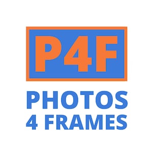 K&ouml;nnte beinhalten: Das Bild zeigt den Text "P4F" in orangefarbenen Buchstaben auf einem blauen Rechteck mit einem orangefarbenen Rand. Darunter stehen die Worte "PHOTOS 4 FRAMES" in Blau.