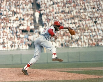 UNSIGNED Bob Gibson 8x10 Photo (pitching)