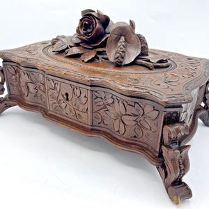 Grande boîte antique allemande de la Forêt-Noire, sculpture en bois du début des années 1900