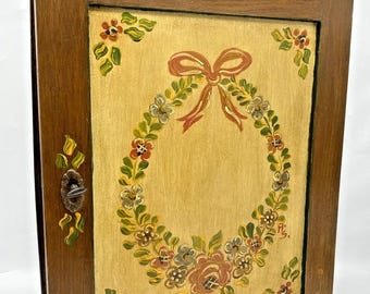 Mueble de boticario francés antiguo de los años 70, de madera pintada a mano.