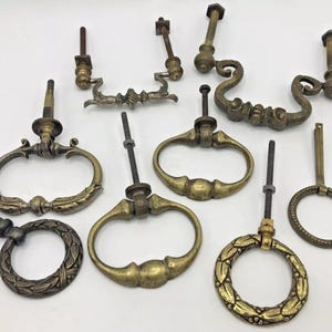8 antike französische Möbelgriffe Lot Anfang des 19.Jahrhunderts aus Bronze Messing