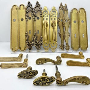 5 juegos de pomos y tiradores antiguos para puertas francesas, de bronce y latón, de mediados del siglo XX.